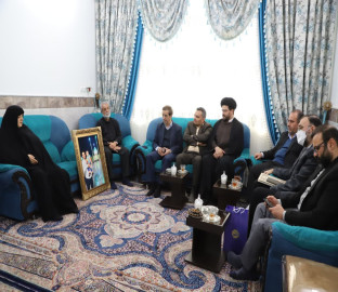 دیدار شهردار قم با خانواده شهید مدافع حرم سعید کریمی